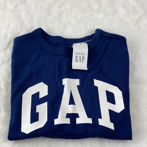 (NWT) Gap T-shirt - Picture 2 of 3